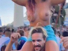 Festejando en tetas en el obelisco gif