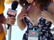 Leana lets them breath freely (•)(•) 😍 at XBIZ... gif