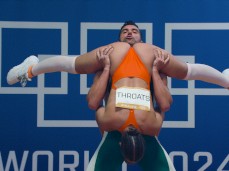 Il est venu défendre son 6e titre olympique avec sa petite-fille gif