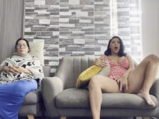 Elle se touche devant  grandmère mais elle ne s'attendait pas à squirter gif